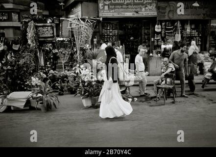 Schwarz-Weiß-Reisefotografie - Straßenszene im islamischen Fatimiden Alten Kairo Bezirk der Stadt Kairo in Ägypten in Nordafrika im Nahen Osten Stockfoto