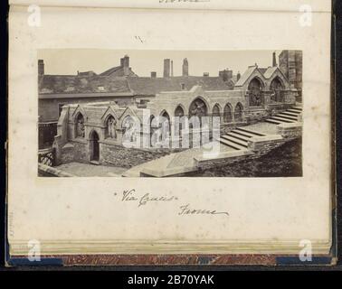 Kruisweg bij de Johannes de Doperkerk in Frome Via Crucis Frome (titel op object) Teil des englischen Familienalbums mit Bildern von Menschen, Reisen, Cricket und Kunstwerken. Hersteller Ersteller: Fotograf: Anonymer Ort Herstellung: Ab Datum: CA. 1860 - ca. 1870 Physikalische Merkmale: Albumindruckmaterial: Papierfotopapiertechnik: Albumin Druckabmessungen: H 87 mm × W 180 mm Betreff: Stationen des Kreuzdenkmals, Statue wo: Von Stockfoto