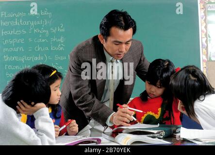 Austin Texas USA, 1995: Vietnamesische ESL-Klasse am Walnut Creek Elementary, unterrichtet von einem vietnamesischen Lehrer. HERR EC-144-148 ©Bob Daemmrich Stockfoto