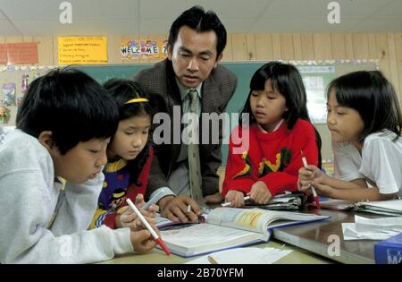 Austin Texas USA, 1995: Vietnamesischer ESL-Kurs am Walnut Creek Elementary, unterrichtet von einem vietnamesischen Lehrer. HERR EC-144-148 ©Bob Daemmrich Stockfoto