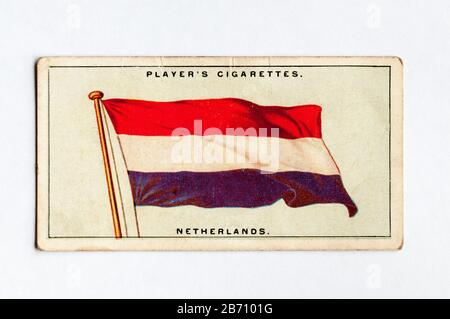 Die Zigarettenkarte des Spielers in Flags der Serie League of Nations zeigt die Flagge der Niederlande. Ausgabe Von 1928. Stockfoto