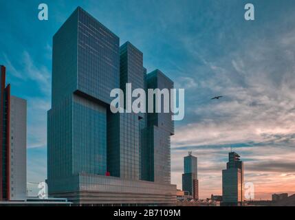 Rotterdam, Niederlande 12. Februar 2019 - malerische Stadtansicht mit moderner Architektur und dramatischem Himmel in Rotterdam am Flussufer. Stockfoto