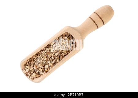 Löwenzahnwurzel oder in lateinischer Taraxaci-Radix in Holzschaufel isoliert auf weißem Hintergrund Heilkräuter. Kräutermedizin. Alternative Medizin Stockfoto