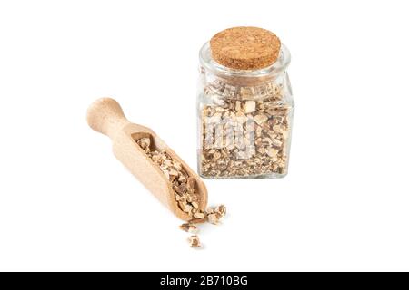 Löwenzahnwurzel oder in lateinischer Taraxaci Radix in einem Glasbecher und Holzschaufel isoliert auf weißem Grund. Heilkräuter. Kräutermedizin. Alte Stockfoto