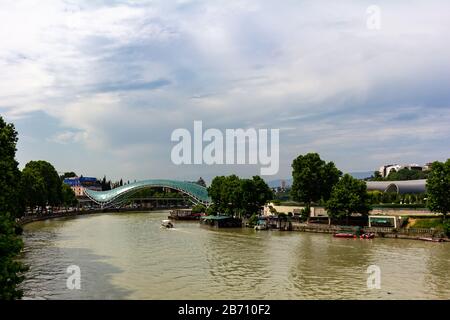 Juni 2019 - Tiflis, Georgien - Ist Die Friedensbrücke eine Fußgängerbrücke, die den Fluss Kura zwischen Dem Alten Tiflis und dem neuen Stadtteil überspannt Stockfoto