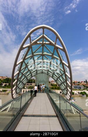 Juni 2019 - Tiflis, Georgien - Ist Die Friedensbrücke eine Fußgängerbrücke, die den Fluss Kura zwischen Dem Alten Tiflis und dem neuen Stadtteil überspannt Stockfoto