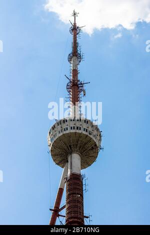 Der Tbilissi Fernsehturm ist ein markantes Wahrzeichen, das von einem Großteil der Stadt aus zu sehen ist. Stockfoto