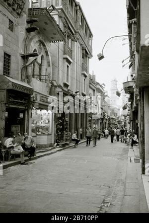 Schwarz-Weiß-Reisefotografie - Straßenszene in Khan Al (OR) El Khalili im islamischen Kairo in Ägypten in Nordafrika Naher Osten Stockfoto