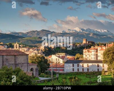 Blick auf das Stadtbild von San Vicente de la Barquera und die verschneiten Berge der Picos de Europa Bergkette im Hintergrund Stockfoto