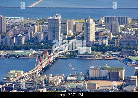 Skyline der Bucht von Osaka von oben Stockfoto