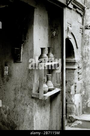 Schwarz-Weiß-Reisefotografie - Straßenszene im islamischen Old Cairo Bezirk der Stadt Kairo in Ägypten in Nordafrika, dem Nahen Osten Stockfoto