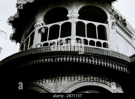 Black and White Travel - interessante alte Gebäude in islamischen Fatimiden Old Cairo Bezirk der Stadt Kairo in Ägypten in Nordafrika im Nahen Osten Stockfoto