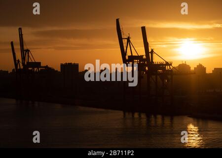 Sonnenuntergang über dem Hafen von Cádiz Stockfoto