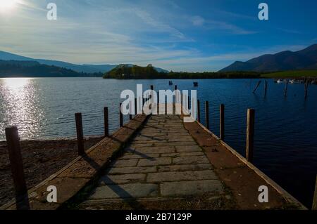 Anlegesteg am Lake Windermere mit Sonnenuntergang Stockfoto