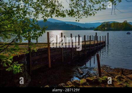 Anlegesteg am Lake Windermere mit Sonnenuntergang Stockfoto