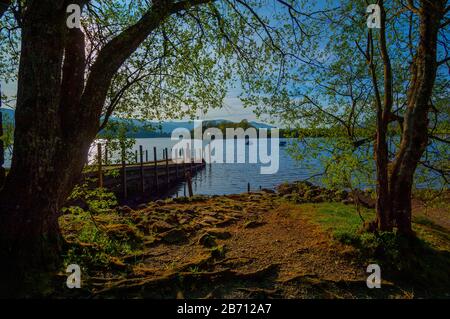 Anlegesteg am Lake Windermere mit Sonnenuntergang Stockfoto