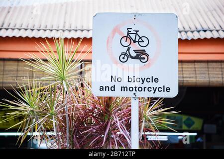 Kein Fahrrad- und Motorrad-Verkehrszeichen hält Radfahrer von Fußgängerzonen und Spielplätzen ab. Verhindern Sie, dass Fahrräder und Motorräder Fußgänger m überlaufen Stockfoto