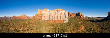Luftpanorama von Bell Rock und Courthouse Butte in Sedona, Arizona mit hellblauem klaren Himmel. Stockfoto