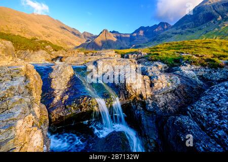 Fluss und Berge in der Nähe der Fairy Pools in Glen Spröde, Insel Skye, Schottland Stockfoto