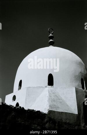 Reise-Fotografie in Schwarz und Weiß - Dome in der Stadt der Toten die Qarafa im historischen islamischen Kairo in Ägypten in Nordafrika, dem Nahen Osten Stockfoto