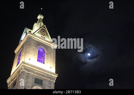 uhrturm und Mondlicht Stockfoto