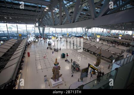 Ein Blick auf einen leeren Check-In-Schalter am Flughafen Suvarnabhumi.Ministry of Public Health of Thailand (MoPH) kündigte elf neue Fälle von im Labor bestätigten COVID-19 an, die die Gesamtzahl der Fälle in Thailand auf 70 bringen. Stockfoto