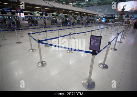 Ein Blick auf einen leeren Check-In-Schalter am Flughafen Suvarnabhumi.Ministry of Public Health of Thailand (MoPH) kündigte elf neue Fälle von im Labor bestätigten COVID-19 an, die die Gesamtzahl der Fälle in Thailand auf 70 bringen. Stockfoto