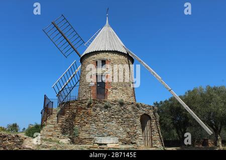 Moulin de Collioure, eine restaurierte Windmühle mit Blick auf die mediterrane Küstenstadt Collioure, Südfrankreich Stockfoto