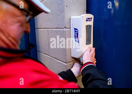 Glasgow, Großbritannien. März 2020. Fußball: Europa League, Glasgow Rangers - Bayer Leverkusen, K.O.-Runden, letzte sechzehn, erste Beine im Ibrox-Stadion. Ein Leverkusener Fan desinfiziert seine Hände. Credit: David Inderlied / dpa / Alamy Live News Stockfoto