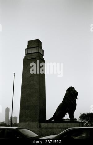 Reise-Fotografie in Schwarz und Weiß - die Löwenstatue und die Pfeiler an der Qasr Al Nil Brücke im Zentrum von Kairo in Ägypten in Nordafrika, dem Nahen Osten Stockfoto