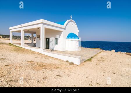 Eine weiße Kapelle an einer Klippe von Kavo Greko in der Nähe von Aiya Napa, Zypern Stockfoto