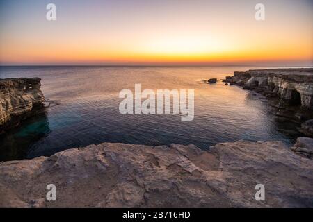 Berühmte Meereshöhlen in Ayia Napa Zypern - Luftbild - Naturhintergrund Stockfoto