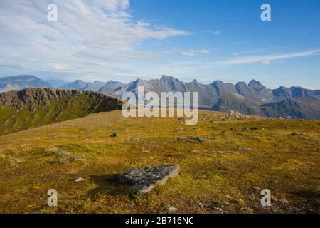 Blick auf die Berglandschaft im Norden von Norwegen, Lofoten, Nordland, auf dem Weg zur kvalvika Ryten Berge und Strand, mit Gruppen von Wanderer, ein Stockfoto