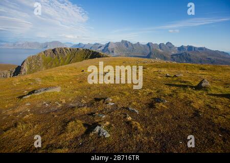 Blick auf die Berglandschaft im Norden von Norwegen, Lofoten, Nordland, auf dem Weg zur kvalvika Ryten Berge und Strand, mit Gruppen von Wanderer, ein Stockfoto