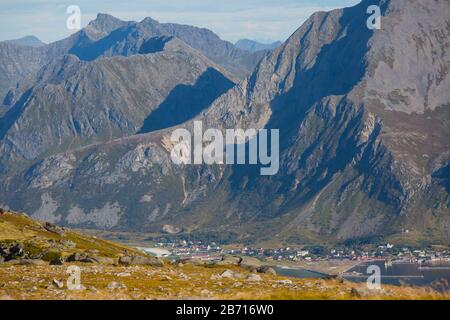 Blick auf die Berglandschaft im Norden von Norwegen, Lofoten, Nordland, auf dem Weg zur kvalvika Ryten Berge und Strand, mit Gruppen von Wanderer, ein Stockfoto