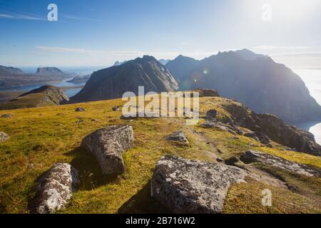 Blick auf die Berglandschaft im Norden von Norwegen, Lofoten, Nordland, auf dem Weg zur kvalvika Ryten Berge und Strand, mit Gruppen von Wanderer, ein Stockfoto