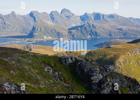 Blick auf die Berglandschaft im Norden von Norwegen, Lofoten, Nordland, auf dem Weg zur kvalvika Ryten Berge und Strand, mit Gruppen von Wanderer, ein Stockfoto