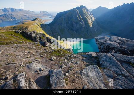 Blick auf die Berglandschaft im Norden von Norwegen, Lofoten, Nordland, auf dem Weg zur kvalvika Ryten Berge und Strand, mit Gruppen von Wanderer, ein Stockfoto