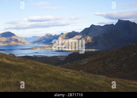 Blick auf die Berglandschaft im Norden von Norwegen, Lofoten, Nordland, auf dem Weg zur kvalvika Ryten Berge und Strand, mit Gruppen von Wanderer, ein Stockfoto