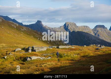 Blick auf die Berglandschaft im Norden von Norwegen, Lofoten, Nordland, auf dem Weg zur kvalvika Ryten Berge und Strand, mit Gruppen von Wanderer, ein Stockfoto