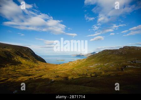 Blick auf die Berglandschaft im Norden von Norwegen, Lofoten, Nordland, auf dem Weg zur kvalvika Ryten Berge und Strand, mit Gruppen von Wanderer, ein Stockfoto