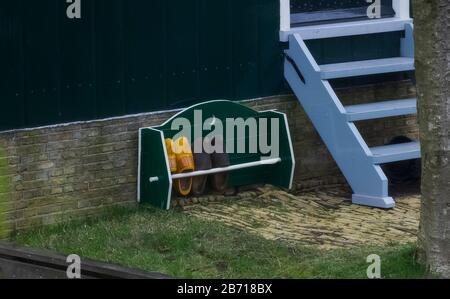 Zaanse Schans, Niederlande - 20. Januar 2020: Alte traditionelle handgefertigte holländische Holzklöckchen in einer Kiste am Eingang zu einem Haus im Museumskomplex Stockfoto