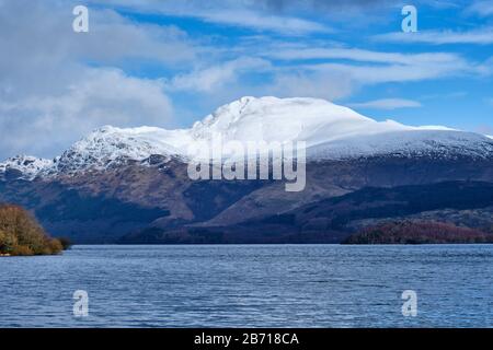 Ben Lomond aus Luss, am Ufer von Loch Lomond, Schottland Stockfoto