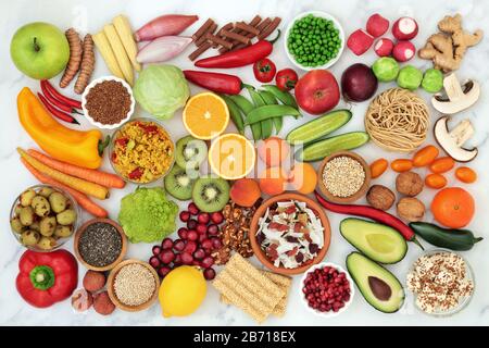 Vegane Gesundheitsnahrung mit pflanzlichen Lebensmitteln, die stark in Protein, Omega 3, Vitaminen, Mineralien, Antioxidantien, intelligenten Karben und Ballaststoffen sind. Stockfoto