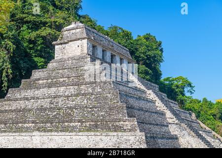 Seitenansicht des Maya-Tempels mit Aufschriften in Palenque im Regenwald von Chiapas, Mexiko.
