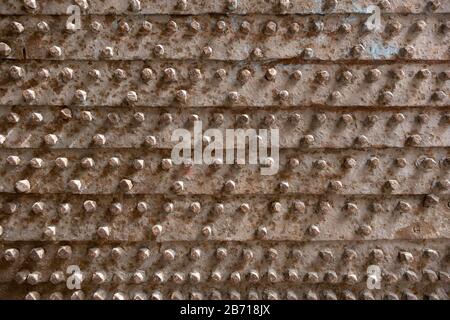 Fragment eines alten Stadttores aus Metall mit Spitzen. Altes Tor im alten Akko Stockfoto