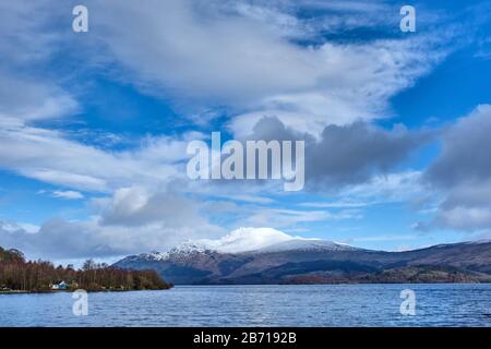 Ben Lomond aus Luss, am Ufer von Loch Lomond, Schottland Stockfoto