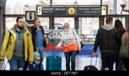 Hamburg, Deutschland. März 2020. Passagiere gehen durch Terminal 1 des Hamburger Flughafens Helmut Schmidt. Weltweite Reisebeschränkungen zur Bekämpfung der Verbreitung des neuartigen Coronavirus lassen die Anzahl der Flüge sinken. Credit: Markus Scholz / dpa / Alamy Live News Stockfoto