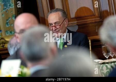 Washington, DC, USA. März 2020. Der Anführer Der Minderheit im Senat der Vereinigten Staaten Chuck Schumer (Demokrat von New York) hört am Donnerstag, den 12. März 2020, während des jährlichen "Friends of Ireland"-Mittagessen im Kapitol der Vereinigten Staaten in Washington, DC, USA zu. Kredit: Stefani Reynolds/CNP weltweite Nutzung Credit: Dpa / Alamy Live News Stockfoto