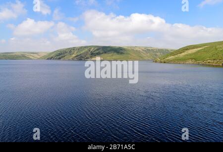 Claerwen Reservoir im Elan Valley, Wales, Großbritannien. Weiter Blick über den Reservoir mit sanft abschüssigen Hügeln im Hintergrund, viel neutralem Raum Stockfoto